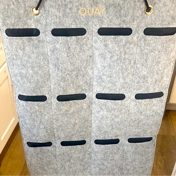 Quay Australia Sunglasses Holder w/Hanger - Picture 1 of 3